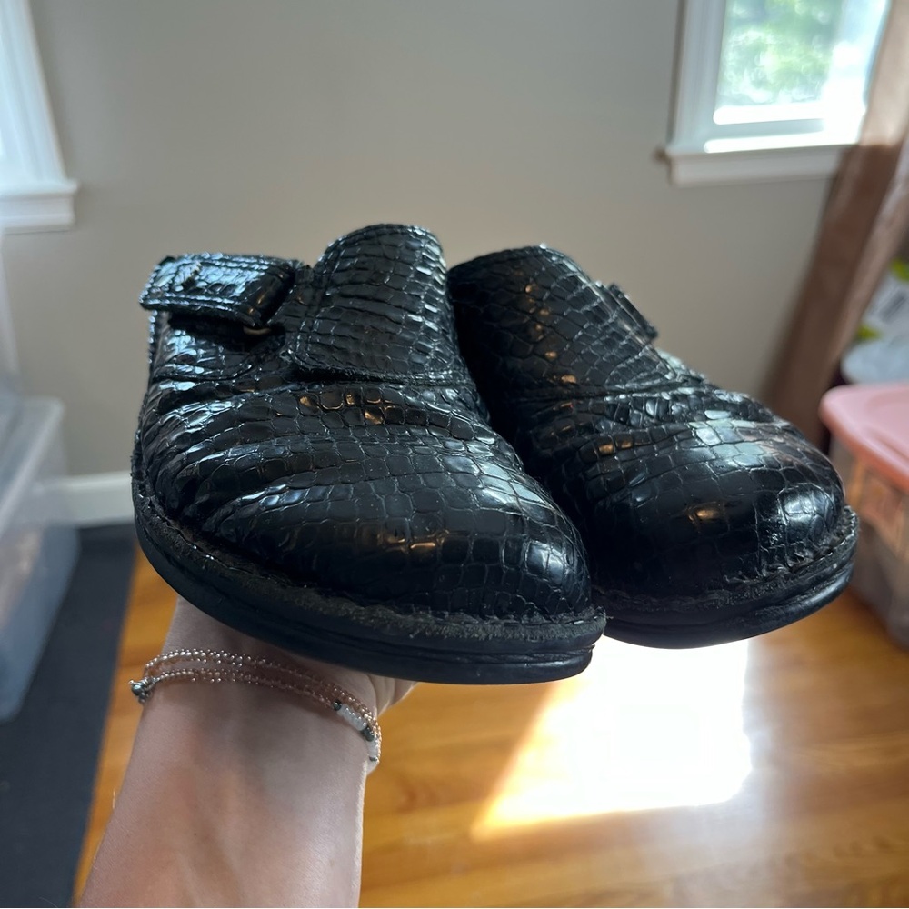 Finn Comfort Made in Germany Size 37 Black Leather Embossed Clog Slip On Shoes - Picture 2 of 9